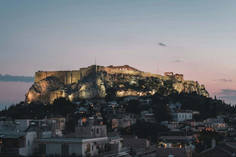 Panorámica de la Acrópolis de Atenas al caer la noche