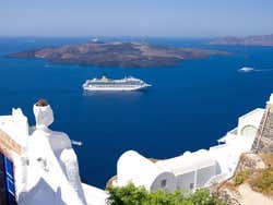 Crucero llegando a Santorini