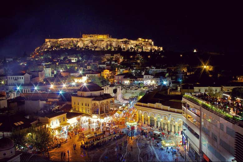 Vistas aéreas de Atenas y de la Acrópolis por la noche